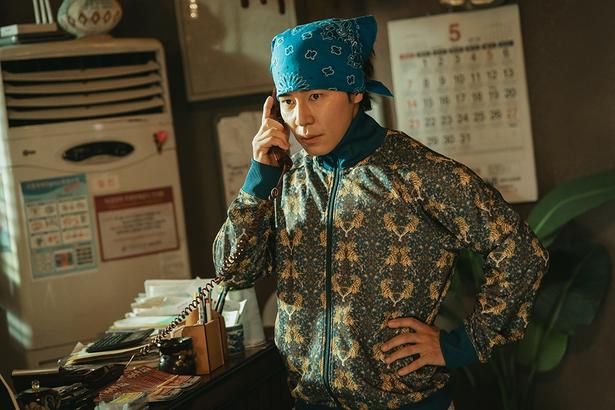 バレバレの潜入捜査をするテギュ役のイ・ギュヒョンに好評の声が続々！ [c] 2025 HIVE MEDIA CORP & MINDMARK, Inc ALL RIGHTS RESERVED.