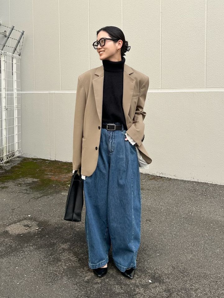 インナーのカシミヤベストとバギージーンズを「ユニクロ：シー」でそろえて 出典：WEAR