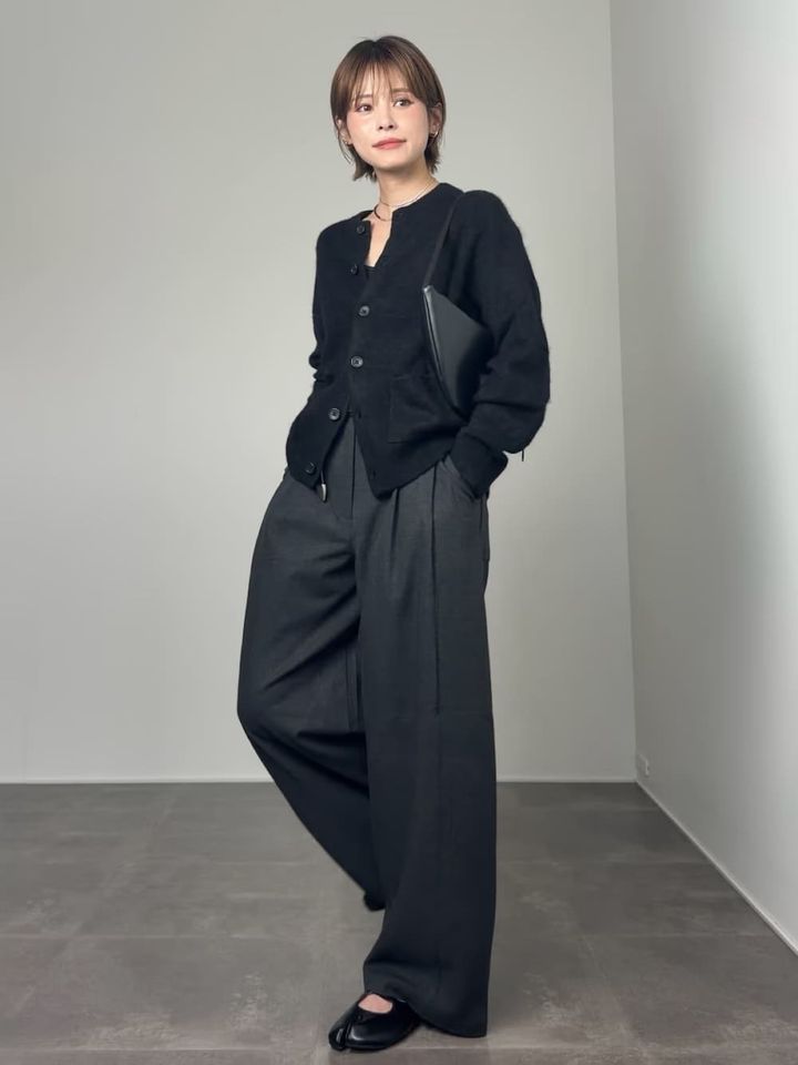 カシミヤ100％のカーディガンにゆとりのあるパンツを合わせて 出典：WEAR