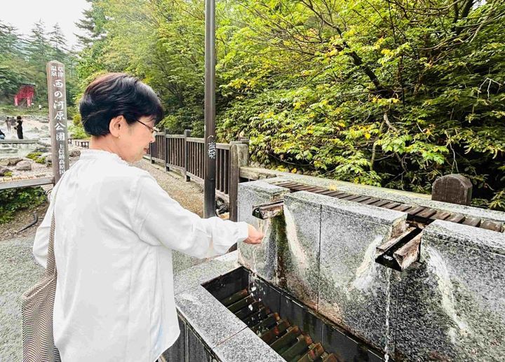 温泉街では至るところに足湯や手湯が点在。気軽に草津の湯を楽しめます