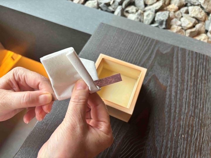 草津の湯につけるだけで銅のサビが落ち、文字が浮かび上がります
