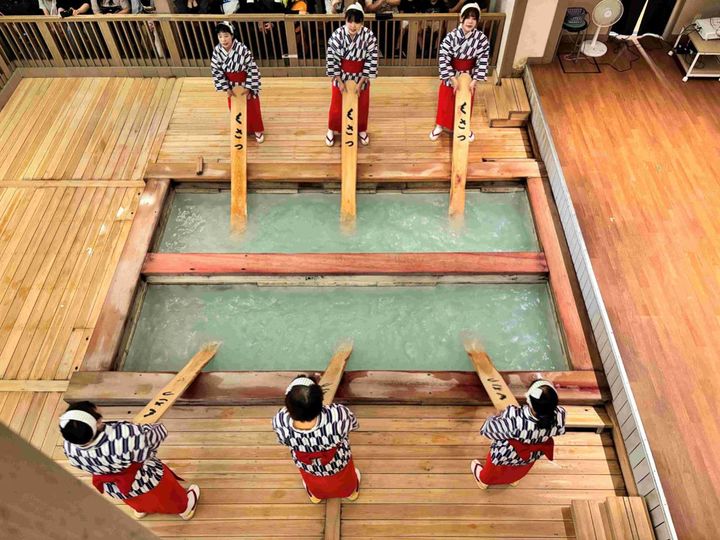 湯もみショーで披露される草津節などの民謡に合わせた踊りは、訪れた人を歓迎するために始まったのだとか