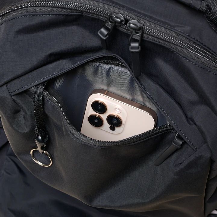 ユニクロ ユーティリティバックパック 上部の外ポケットにスマホを入れた様子