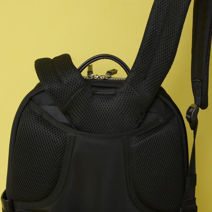 ドレステリア サスペンションマルチポケットリュック 背面パッド 荷重軽減機能