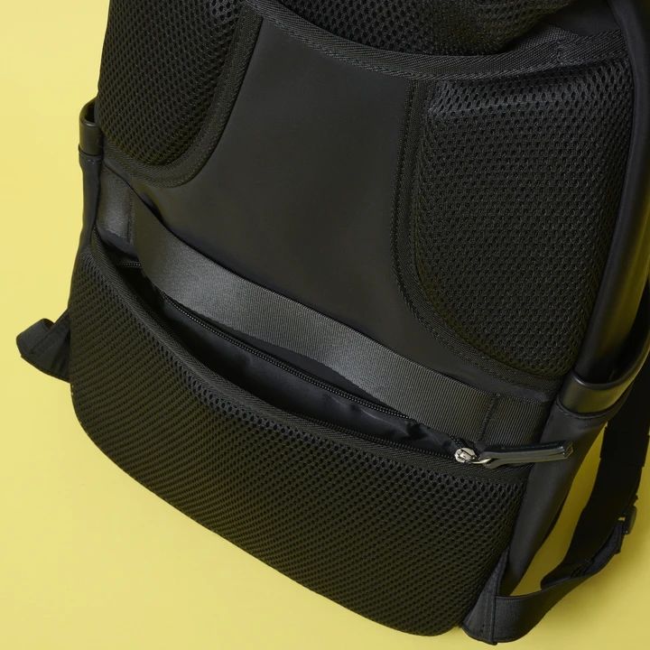 ドレステリア サスペンションマルチポケットリュック 背面ポケット