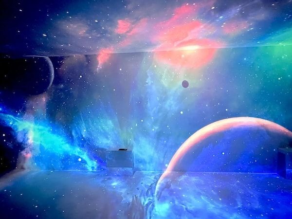 愛知県西尾市の三河工芸ガラス美術館が新展示「ジオラマSunshine Days」と「ODYSSEY」を公開