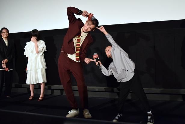 壇上でフュージョンを披露する小林丞之介と渋谷そらじ 撮影：ソムタム田井