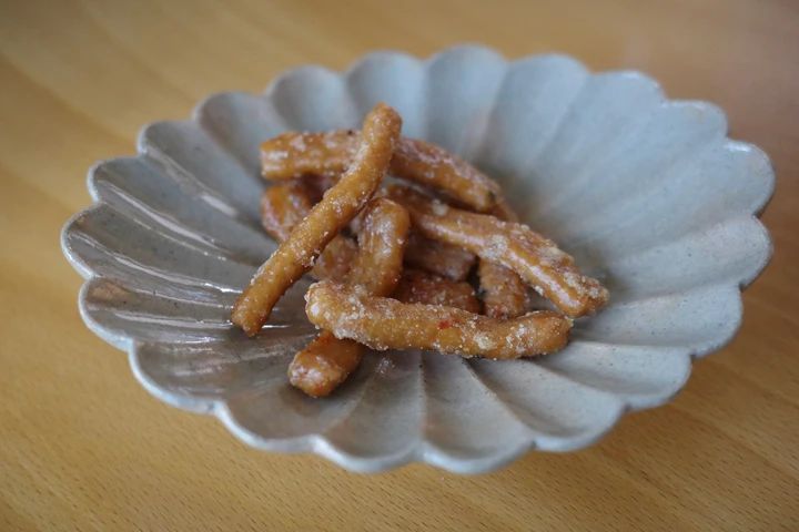 ツルヤのごぼうかりんとうを小皿に盛り付けた写真