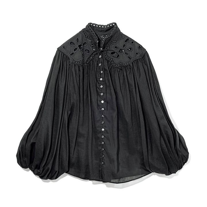 レースブラウス3万9600円（ウィム ガゼット／ウィム ガゼット ルミネ新宿店）