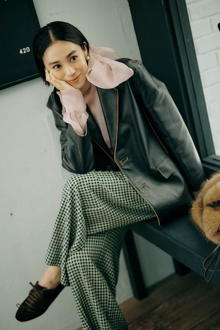 ジャケット16万5000円、ボウブラウス2万5300円、パンツ4万700円（すべてウィム ガゼット／ウィム ガゼット ルミネ新宿店） ピアス4万3500円（パール オクトパシー／オフィス コイズミ） ファーバッグ1万8700円（グリーンバター／ジャック・オブ・オール・トレーズ プレスルーム） スニーカー5万7200円（スペルタ／フラッパーズ）