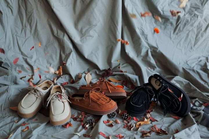 「TIPI BOAT MOC MULE SUEDE（ティピボートモックミュールスエード）」は、伝統的なボートモカシンのデザインを取り入れた一足。クラシカルで上品な佇まいを残しながら、かかとをオープンにしたミュール仕様にすることで、気軽に日常へ取り入れられるデザインに仕上げている。