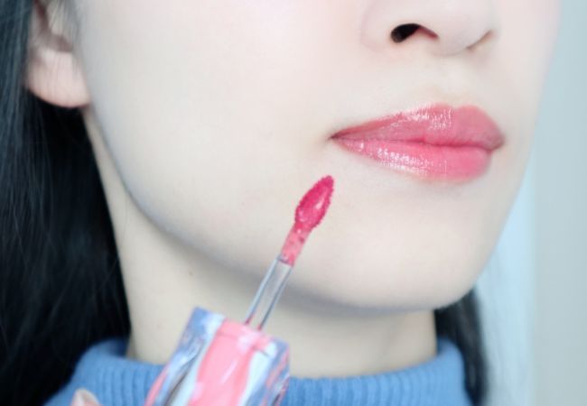 リップティントを唇に塗る