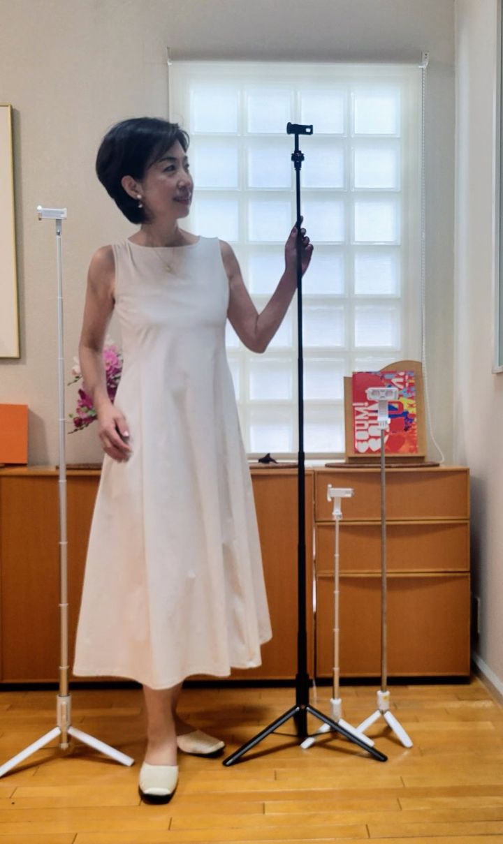 セルフィーはいろいろ持っています。 向かって左端：TONEOF スマホ 三脚 170cm 向かって右から２番目：ベルボン Velbon スマホ三脚 自撮り棒 Coleman(コールマン74cm