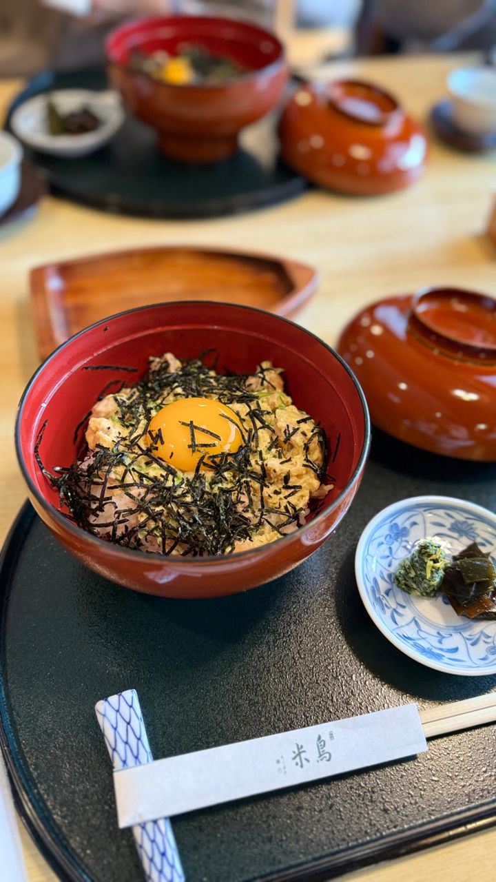 松尾大社の駅近くにある京料理「鶏米（とりよね）で親子丼を。
