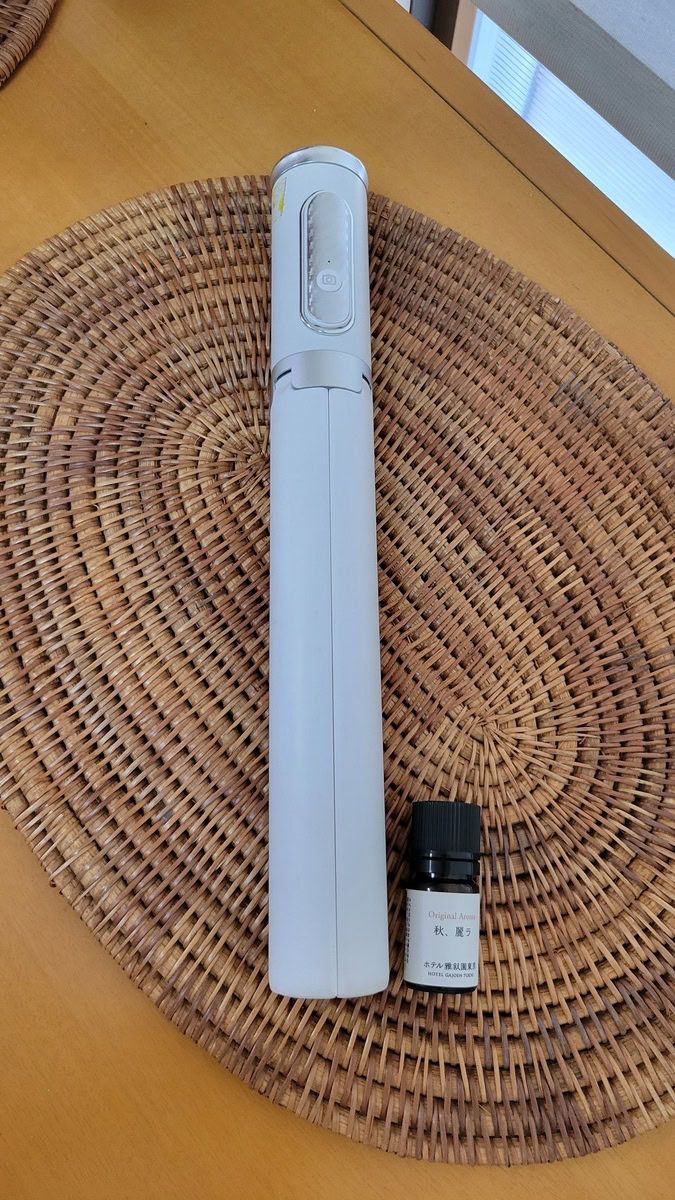 TONEOF スマホ 三脚 170cm （サイズをアロマの精油瓶と比較）