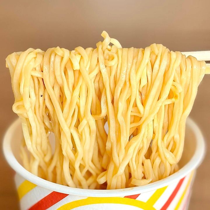 日清食品の「ファミチキ味ヌードル」の麺をお箸で掴む様子