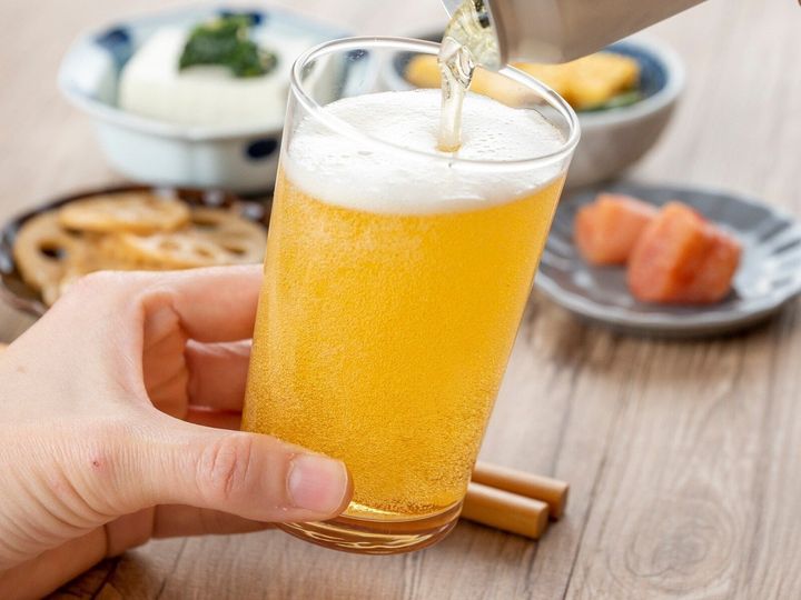 健康は気になるけれど、お酒をやめる人生は考えられない。そんな人はどう飲酒と付き合えばいいのだろうか。東大名誉教授がリスクを抑える考え方を解説。※サムネイル画像：PIXTA