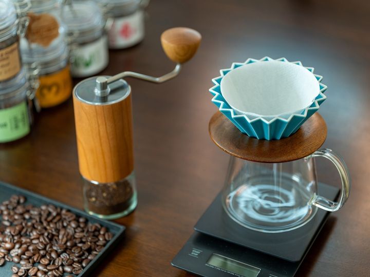 山崎実業の「袋ごとコーヒー豆収納ケース タワー スプーン付き」は、コーヒー豆の袋をそのまま入れて保存できる、スプーン付きの収納ケースです。遮光性のあるスチール製でスマートな見た目が評判の本商品を紹介します。