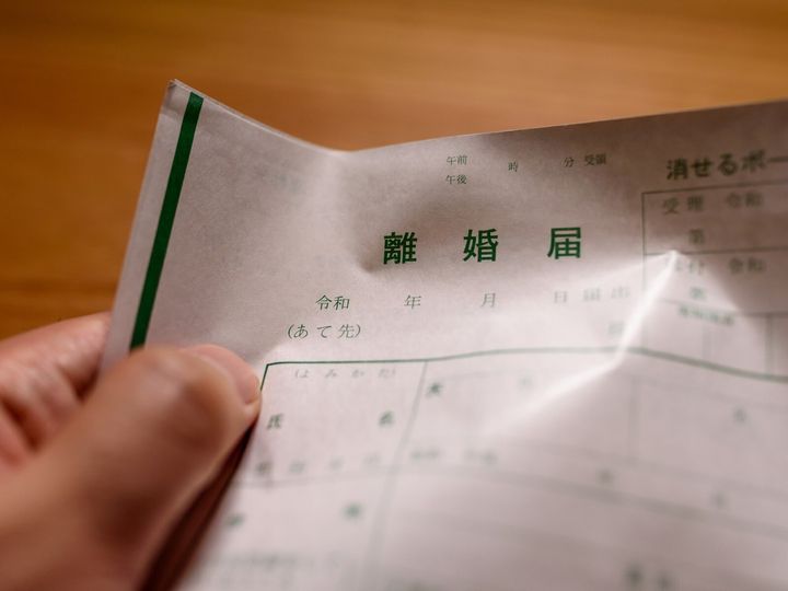 50代で離婚を踏みとどまり60代で後悔する女性の共通点は「自分で選ばなかったこと」。相談件数4万件の離婚カウンセラーが、相談者のリアルな声を踏まえて50代にむけて3つのアドバイスをお伝えします。（※画像：PIXTA）
