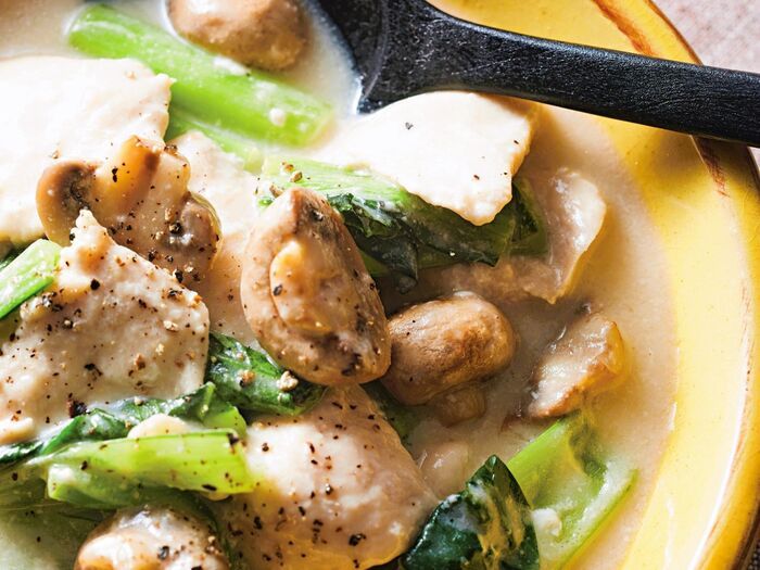 ホワイトソース缶で簡単♪「鶏むね肉と小松菜のクリーム煮」の作り方。〈冷凍作り置きレシピ〉