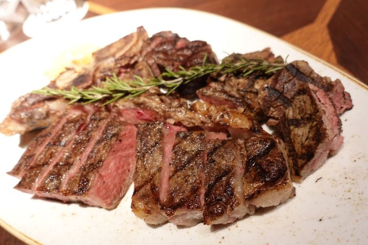 「The Steak & Grill／ザ・ステーキ＆グリル」のTボーンステーキ