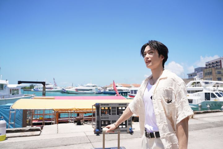 小浜島の港でスーツケースを引くTHE RAMPAGE 藤原樹さん 