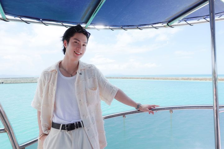 プライベートクルーズ船から小浜島の美しい海を眺めるTHE RAMPAGE 藤原樹さん 