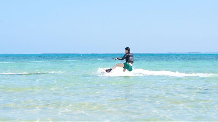 小浜島の海でウェイクボードに挑戦する様子