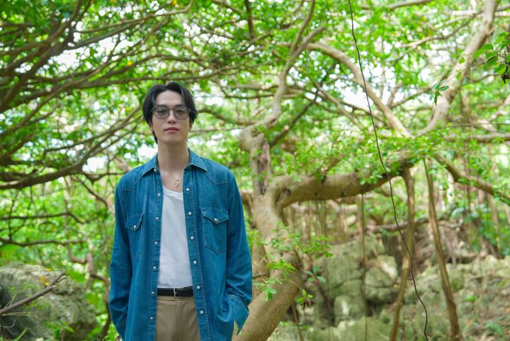 小浜島のコーキ原のガジュマル群落を散策するTHE RAMPAGE 藤原樹さん 