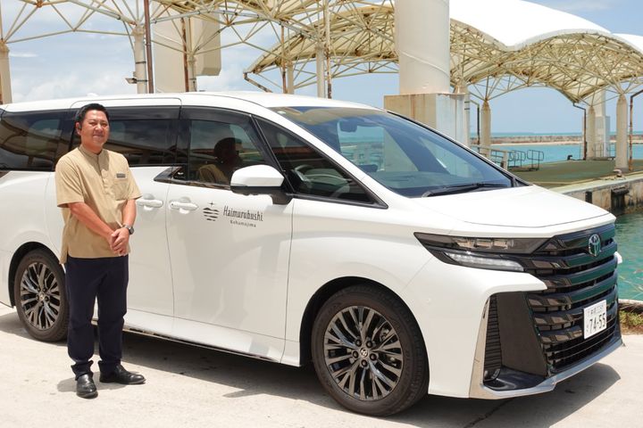 小浜島の専用送迎車・ヴェルファイアとスタッフ 