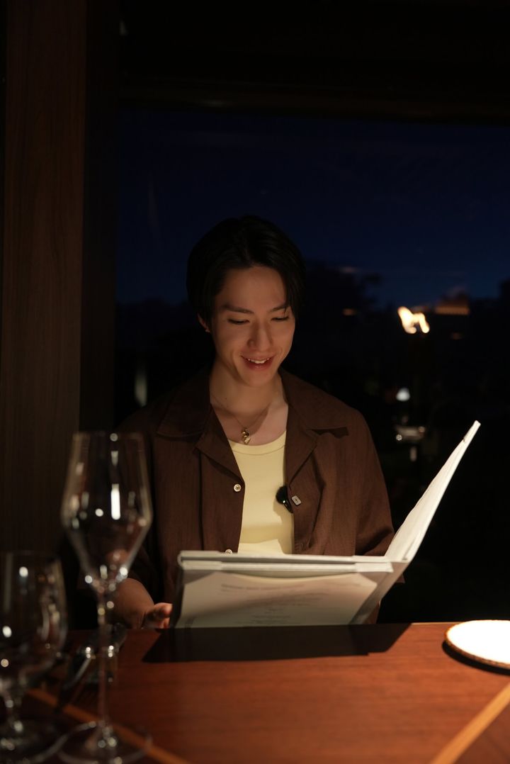 はいむるぶしの「The Steak & Grill／ザ・ステーキ＆グリル」でメニューを眺める男性