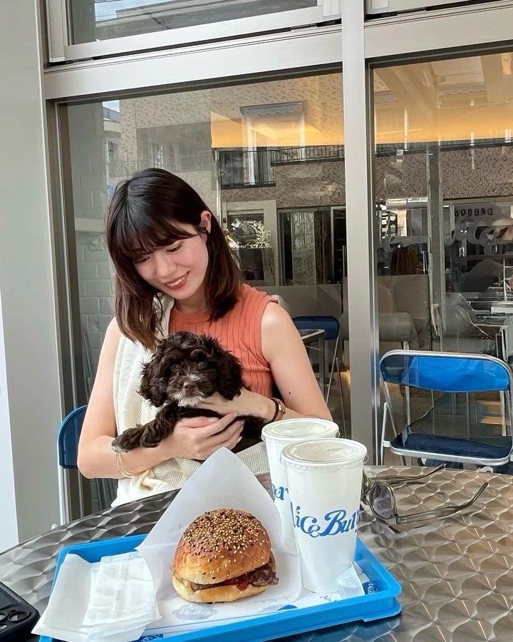 アイムドーナツのテラス席を犬と利用している写真