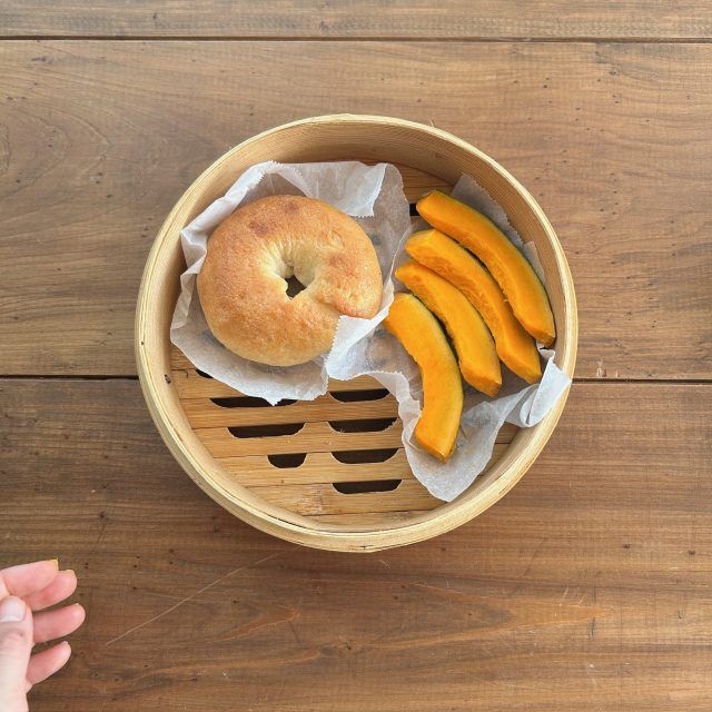 せいろに薄切りのかぼちゃを並べる