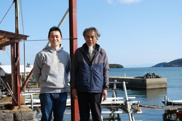 右が山本真珠の山本社長、左が原田さん。島の人とのつながりで「PEARL STOUT」は誕生した 画像提供：ISLAND BREWERY