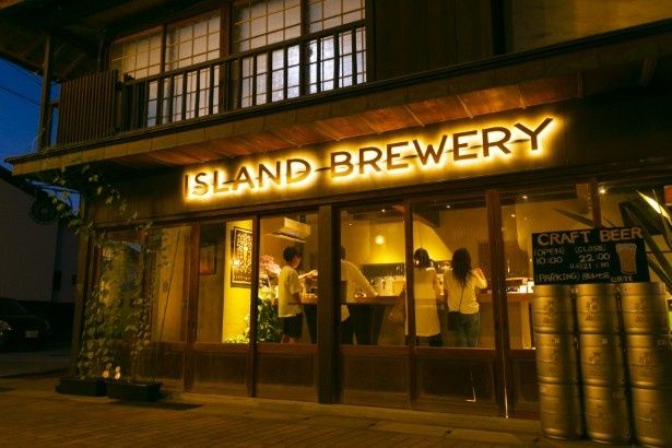 海のそばの商店街の夜に暖かい灯りがともる 画像提供：ISLAND BREWERY