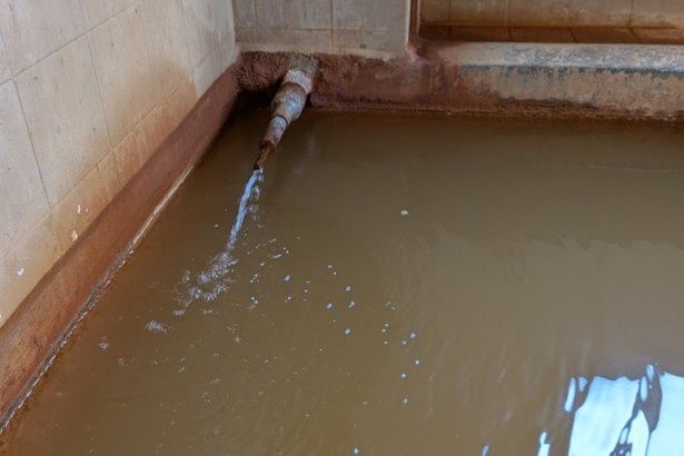 温泉成分が濃厚で湯船も茶色く変色するほど！ 画像提供：高峰温泉