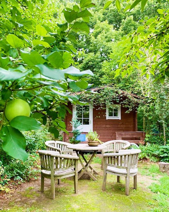 コピスガーデンの一画にある木の小屋とテーブルセット。ガーデン全体がナチュラルな雰囲気で個人の庭でお手本にしたいしつらえがいっぱい。（筆者撮影）