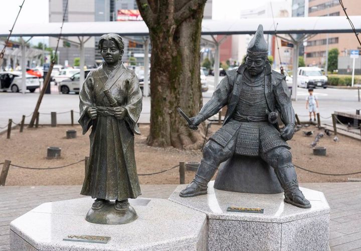 JR静岡駅前の松平竹千代（家康）像と今川義元像