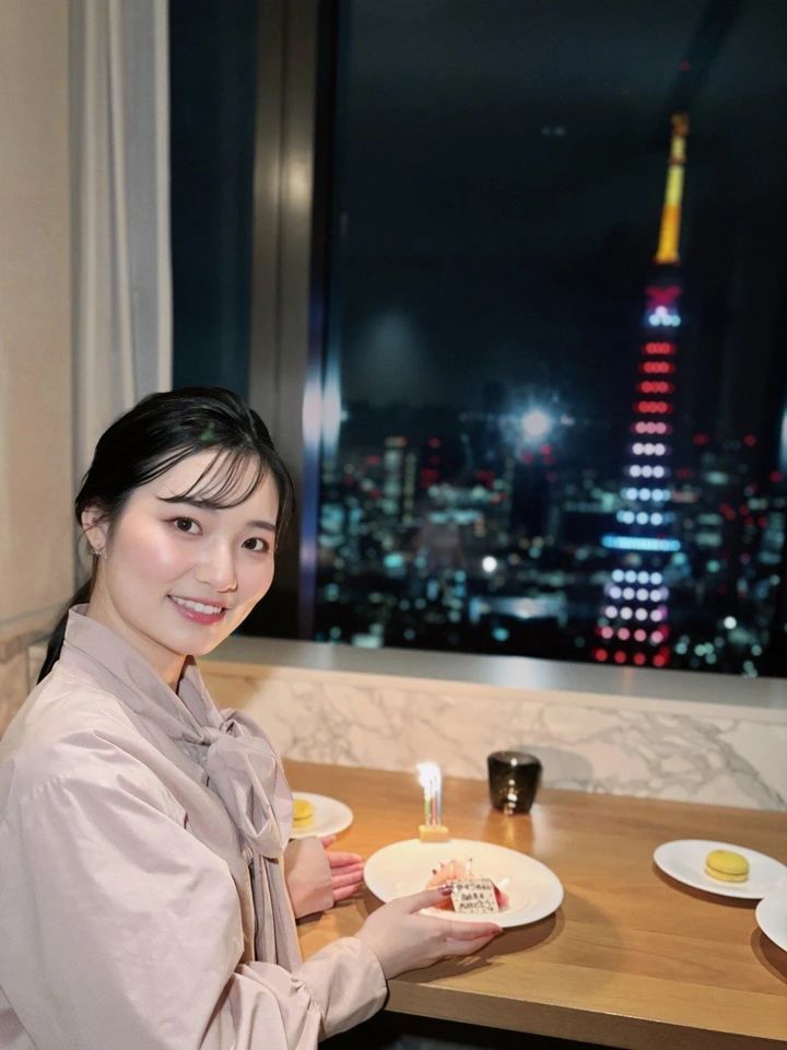 Dining 33のディナーで東京タワーの夜景を背にする藤田あかり