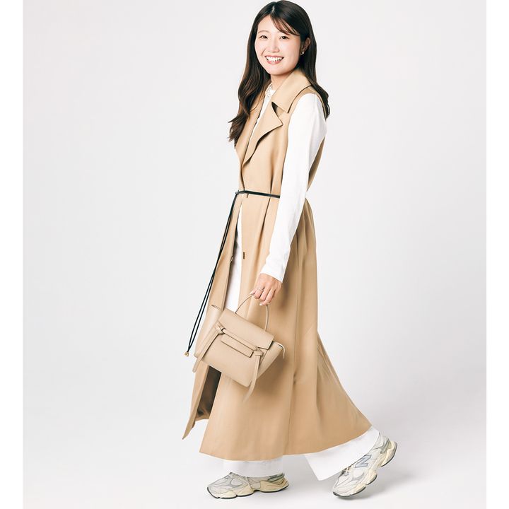 ロングジレと白ワイドパンツに白スニーカーのコーデ