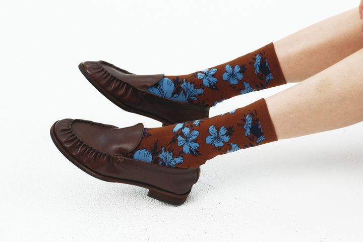 青い花柄のAutumn Bloomとブラウンのローファーを合わせた足元