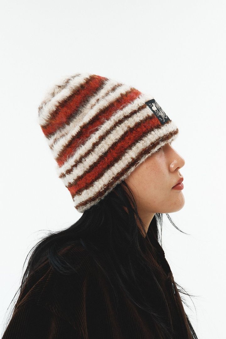 赤茶や白のボーダー柄とロゴラベルを配したLogo Stamp Beanie