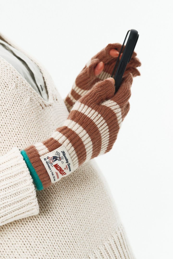 白とブラウンの縞柄で指先が出るEmblem Stripe Glove