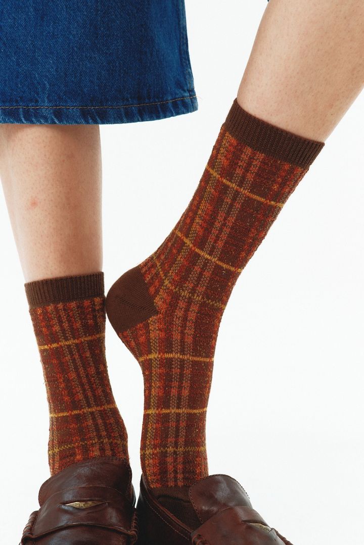 赤茶のチェック柄のJacquard Socks Checkとローファー