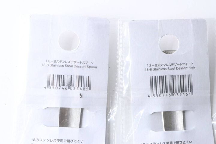 ダイソーのデザートスプーンとフォークのパッケージ裏面、バーコードと商品情報が写っている