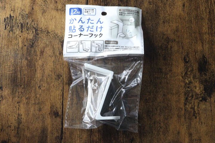 ダイソーのかんたん貼るだけコーナーフックのパッケージ。耐荷重2kgの表示が見える。