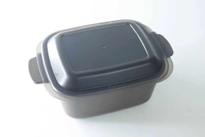 茶色い蓋つきのレンジ調理マルチクッカーが白い背景に置かれている