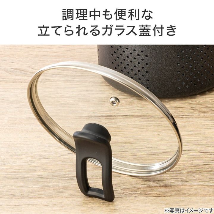 自立するガラス蓋が木製テーブルに置かれているクローズアップ