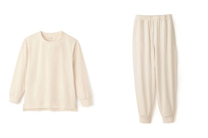 オフホワイトの長袖トップスとパンツのセットアップ