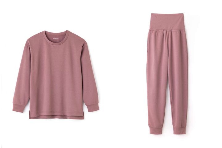 あずき色の長袖トップスと腹巻付きパンツのセットアップ